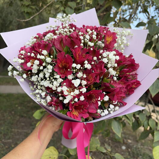 Акция 🌺 небольшой букетик комплимент из стойкой альстромерии и гипиофилы