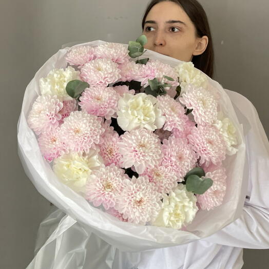 Пышный букет из розовых кустовых хризантем, белых гвоздик и веточек эвкалипта