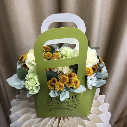Сумочка с хризантемой и диантусами💛