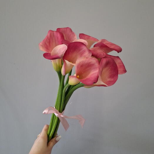Букет из 11 розовых калл