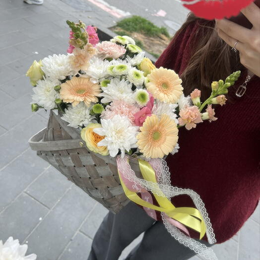 Корзинка с хризантемами, герберами и кустовыми розами💞