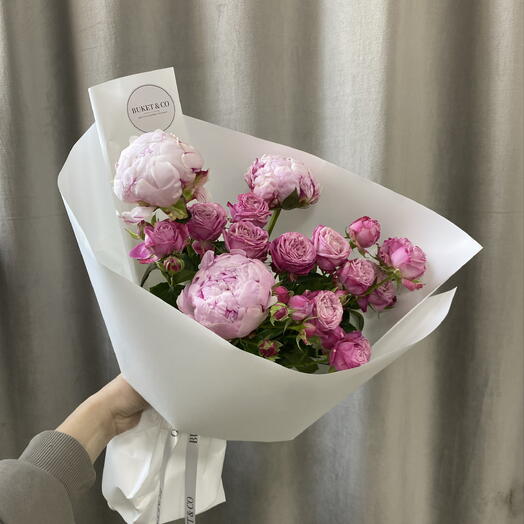Букет из пионов и кустовых роз