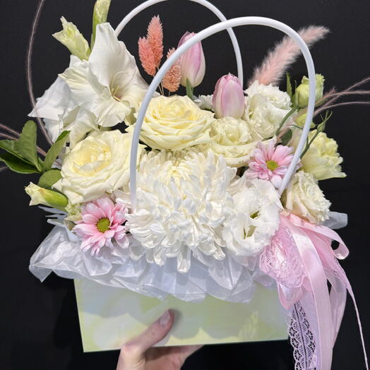 Композиция в коробочке с ручками. Гладиолус, хризантема, тюльпаны🌷