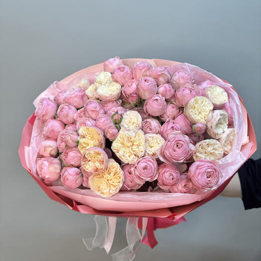 Шикарный букет из премиальных пионовидных кустовых роз