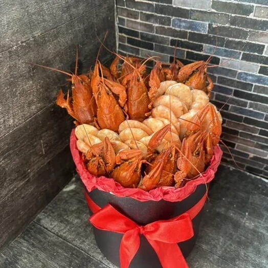 Черная коробка с раками и креветками
