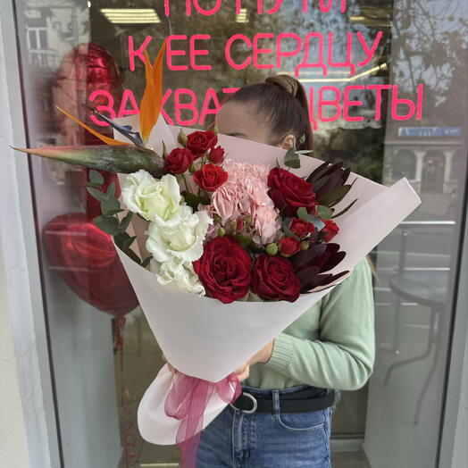 Букет с стрелицией и розами
