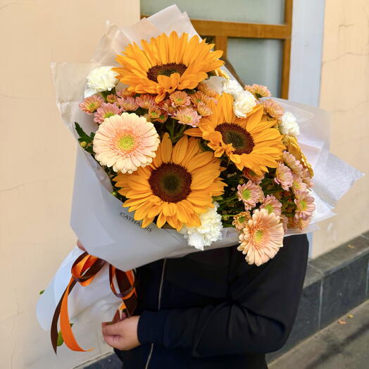 Букет с подсолнухами и герберой