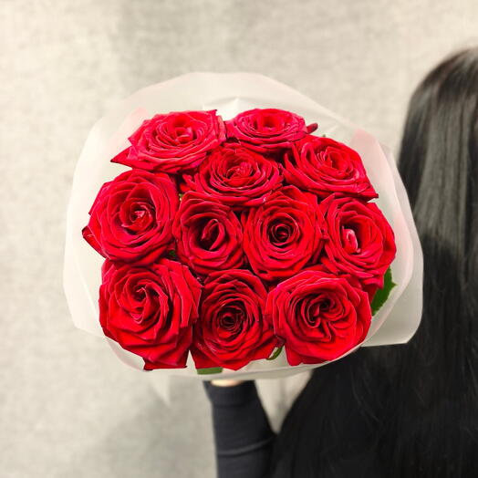 11 красных роз Red Naomi 60см в упаковке 🌹