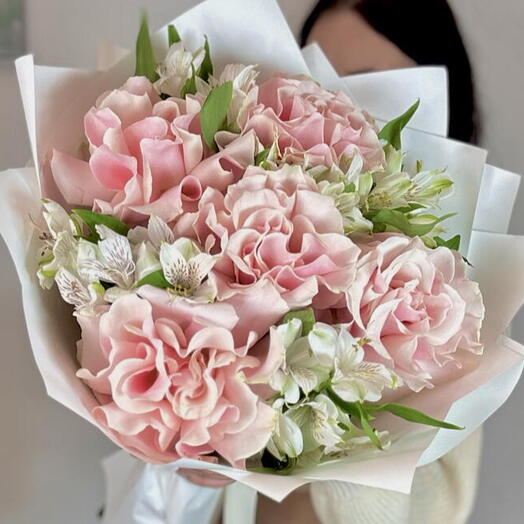 Розовые розы и белая альстромерия💞