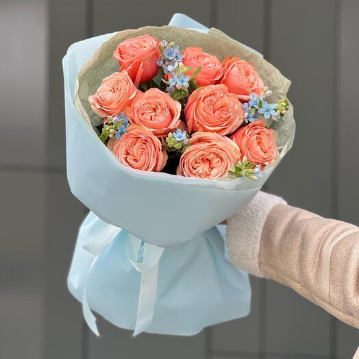 The bouquet is an attractive one made of kahala and oxypetalum roses