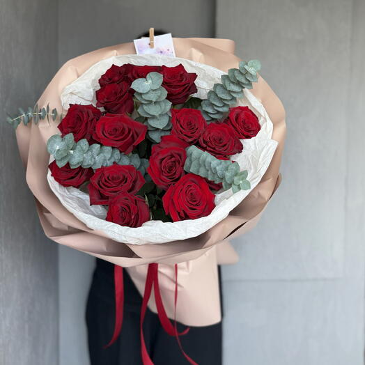Красные розы с эвкалиптом. Монобукет из 15 роз (Эквадор)🌹