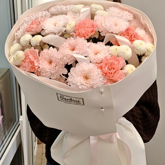 Букет "Нежность%" с кустовыми хризантемами Алтай, Ньютон и стойкими диантусами 🤍от Цветочной студии