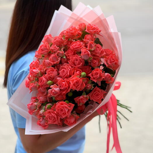 Букет из кустовых коралловых роз кустовые розы
