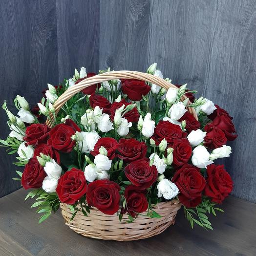 Basket with red roses and eustoma.