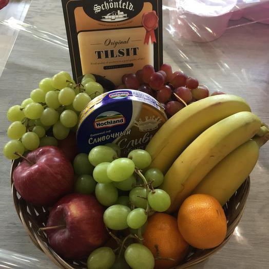 Cesta de frutas y queso