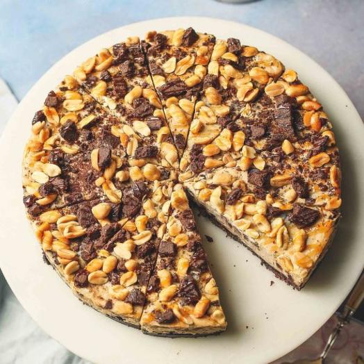 Caramel cheesecake with peanuts