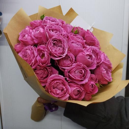 Bouquet of peony-shaped bush roses