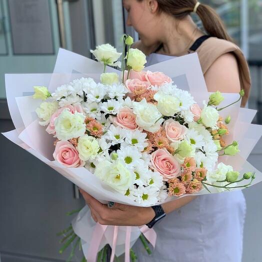 Prefabricated bouquet with chrysanthemum and rose