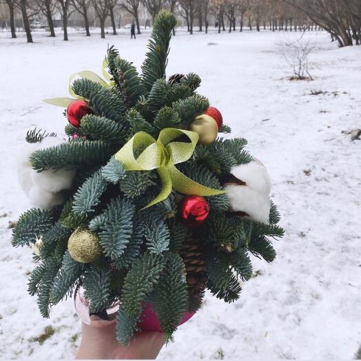 Новогодняя ель в шляпной коробке