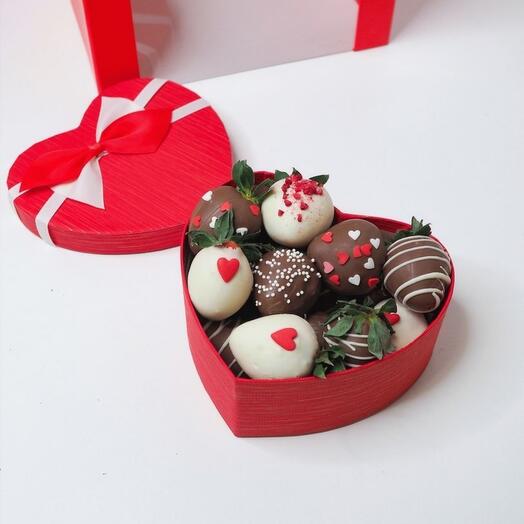 Сердце с клубникой в шоколаде "Валентинка"