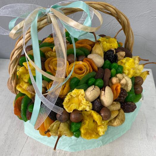 Кошик з сухофруктами