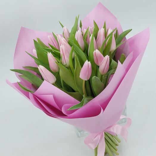 25 нежно розовых тюльпанов с оформлением