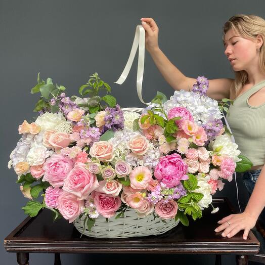 Huge basket with flowers 💕