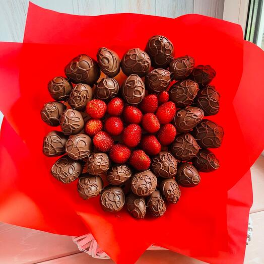 Bouquet of strawberries in chocolate "LOVES"