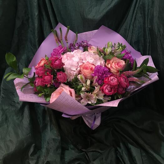 Ramo con hortensias y rosas