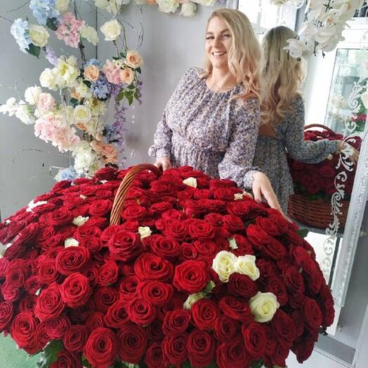 Корзина с цветами 485 красных роз
