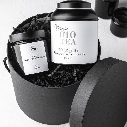 Gift set of tea and scented candle