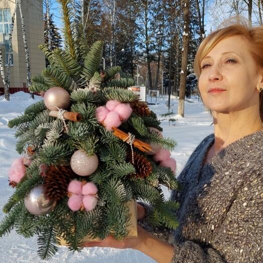 Композиция новогодняя "Елочка"   розовым хлопком