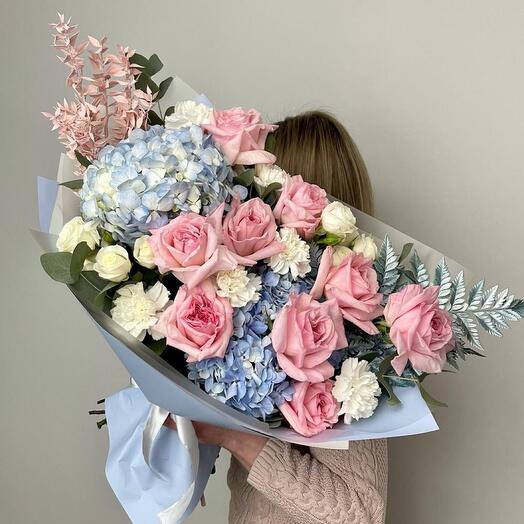 Ramo con rosas y hortensias