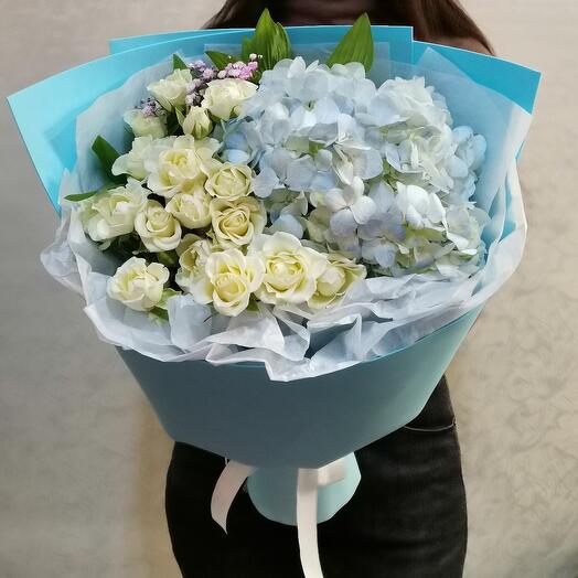 Ramo con hortensias y rosas de arbusto