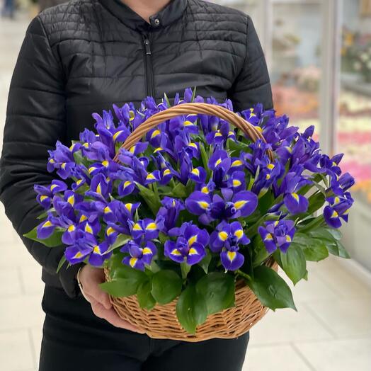 Ирисы в корзине 💙