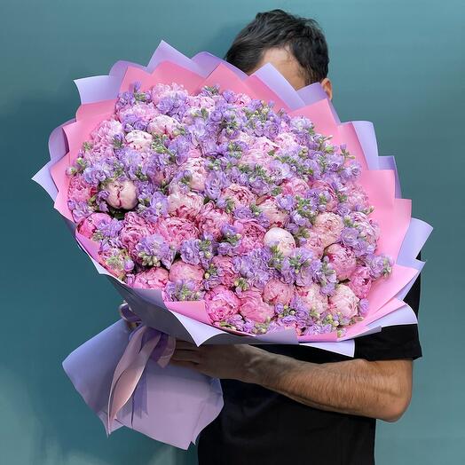 Bouquet of peonies and Matiolli