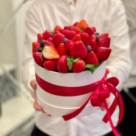 Fresas en una Caja de sombreros con frambuesas, arándanos y menta