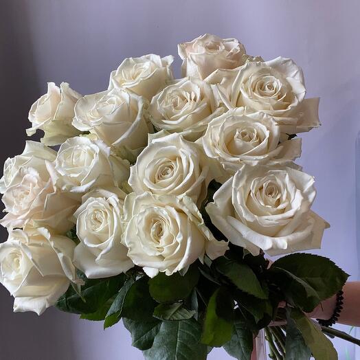 15 rosas blancas debajo de la cinta