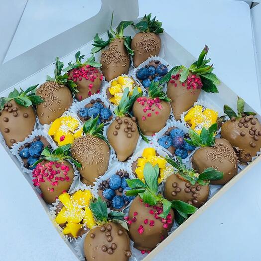 Клубничный микс с манго и голубикой