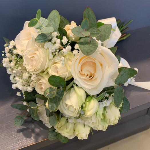 Букет невесты из роз с эвкалиптом