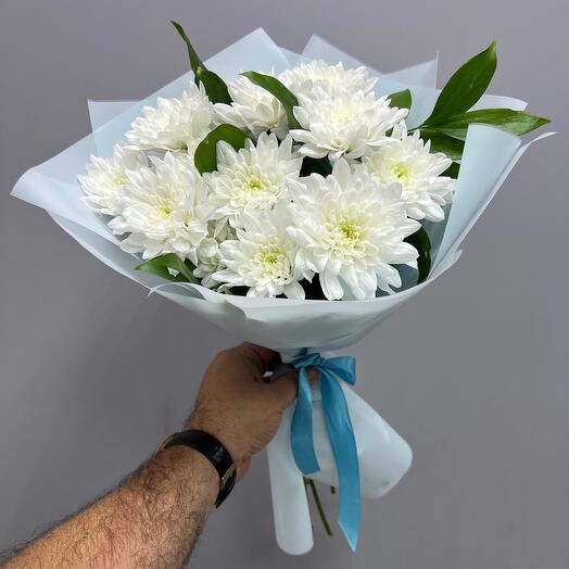 Bouquet of chrysanthemums and ruskus