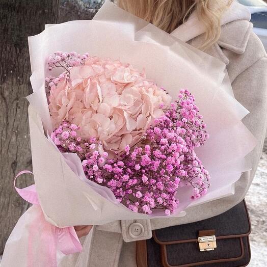 Ramo con hortensias y gypsophila