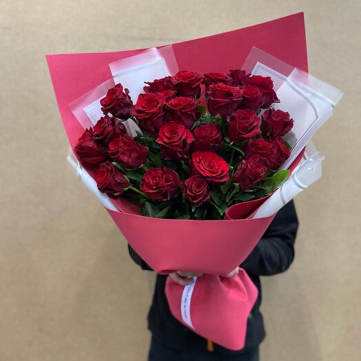 25 бордовых роз
