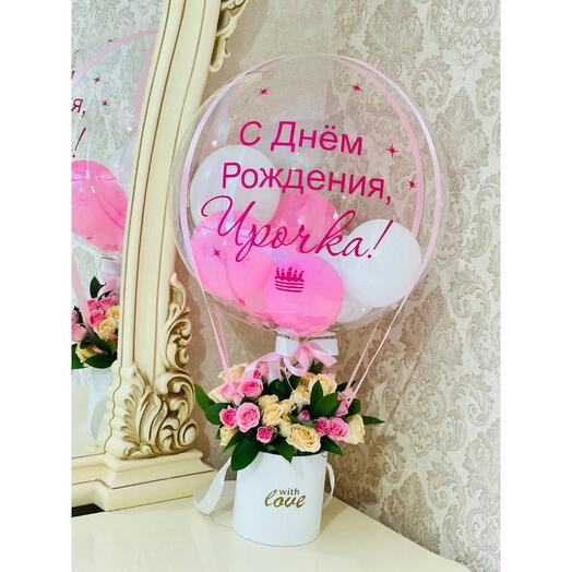 Разноцветные розы с шаром бабл в подарок на день рождения