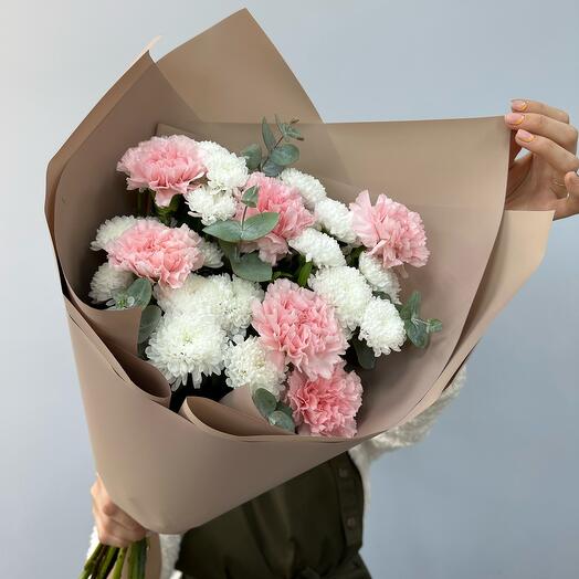 Букет «Зефир» с хризантемой сантини, диантусами и эвкалиптом