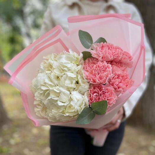 Bouquet with dianthus and hydrangea
