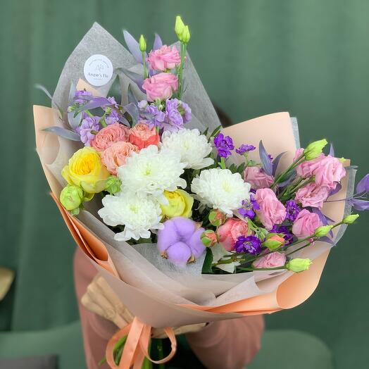 101_bucket with mattiola, peony rose and eustoma