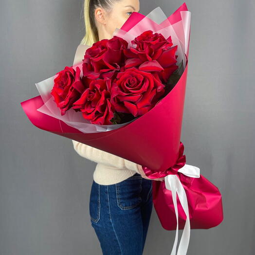A bright bouquet with a red French rose