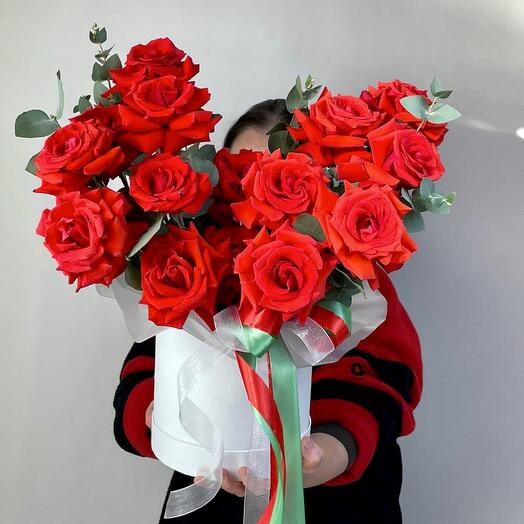 Шикарная композиция с французскими розами и эвкалиптом