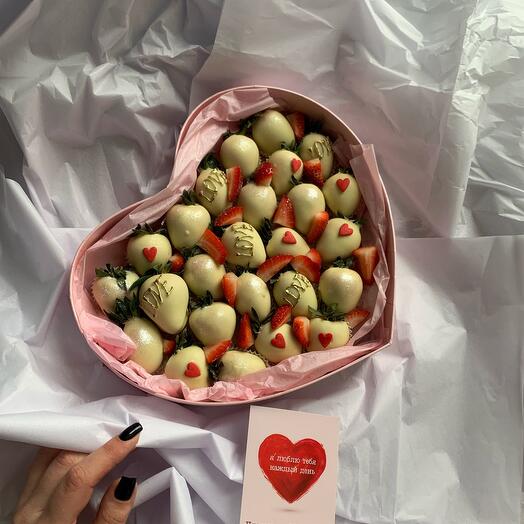 Коробка сердце с клубникой в шоколаде love